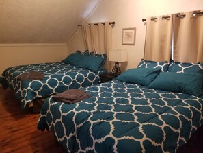 5 bedrooms, WiFi - Farmhouse on the water with dock, w/firepit, large fenced yard. (Wolfe Island)