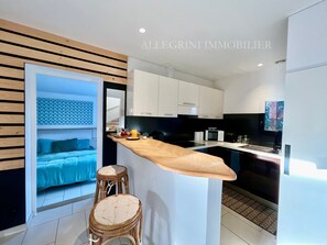 Fridge, microwave, oven, stovetop - Beautiful villa 10 min walk from Ile Rousse (monticello)