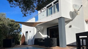 A modern house with a swimming pool, outdoor seating, and a satellite dish. - Beautiful villa 10 min walk from Ile Rousse (monticello)