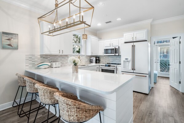 Refrigerador, microondas, horno y parrilla de estufa 