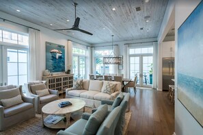 Téléviseur, foyer, sélection de films, chaîne audio