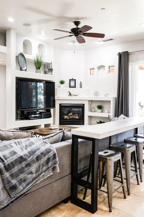 Smart-TV, Kamin, Tischtennisplatte