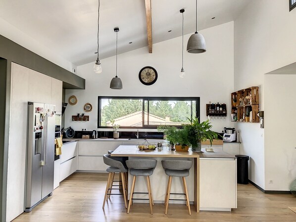 Een koelkast, een microgolfoven, een oven, een kookplaat