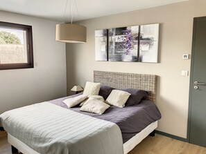 5 bedrooms, iron/ironing board, free WiFi, bed sheets