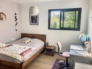 5 bedrooms, iron/ironing board, free WiFi, bed sheets