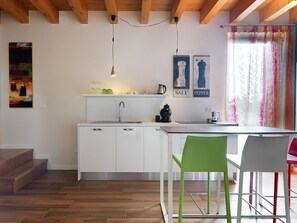 Fridge, stovetop, coffee/tea maker, electric kettle - La Mia Dolce Vita is located in Calvagese della Riviera in the heart of Valtenesi - (Calvagese della Riviera)