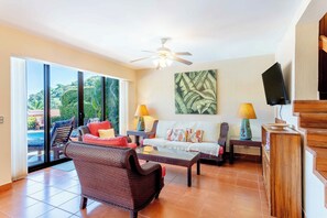 Smart TV, DVD player, books, stereo - Villa with an Ocean View and Private Pool In Bahia Pez Vela Resort (Guanacaste Province)