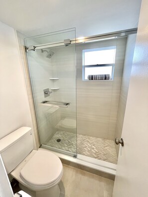 Combined shower/bathtub, towels - 1 Bedroom Garden Condo—Steps from the Beach (Pompano Beach)
