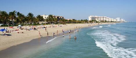 Una playa cerca, toallas de playa