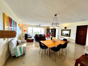 TV connectée, livres, médiathèque, chaîne hi-fi