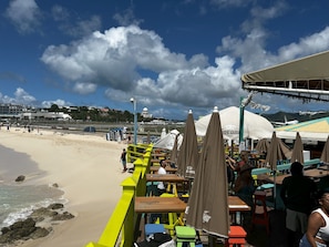 Am Strand, Liegestühle, Strandtücher
