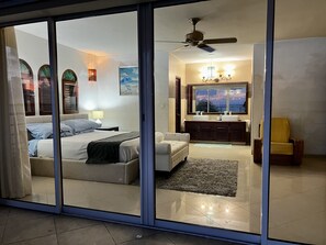 2 quartos, cofres nos quartos, escrivaninha