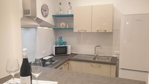 ثلاجة، ميكروويف، فرن، موقد طهي مسطح