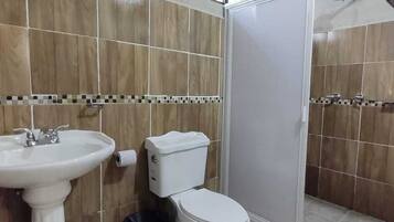 Habitación individual básica | Baño | Regadera y toallas