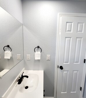 淋浴设施、吹风机、毛巾、肥皂