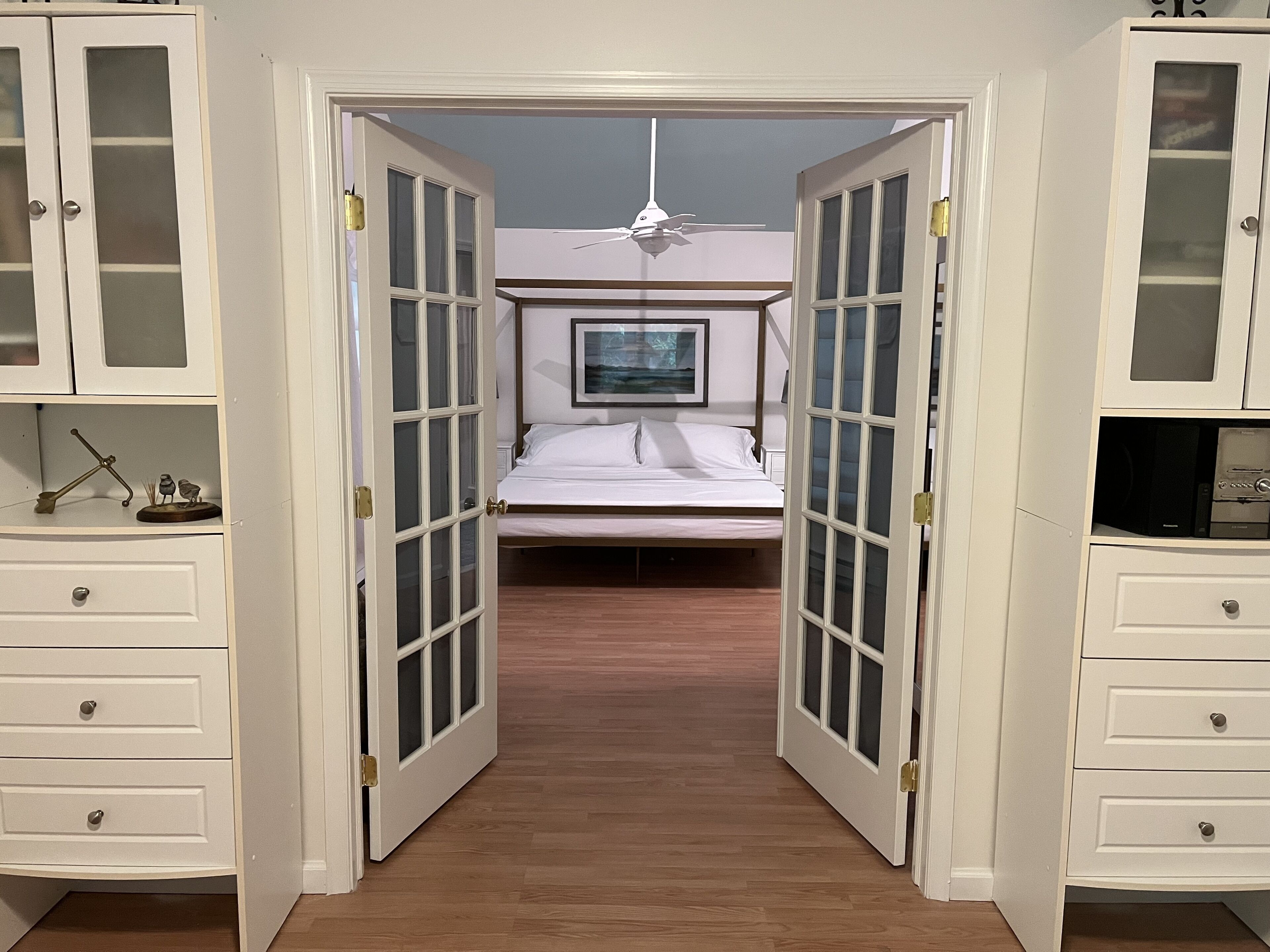 3 chambres, fer et planche à repasser, lit de bébé portatif