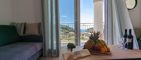 Luksusleilighet | Oppholdsområde | En 32-tommers smart-TV med digitale kanaler samt TV