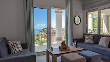 Appartement Luxe | Salle de séjour | TV connectée de 32 pouces avec chaßnes numériques, télévision