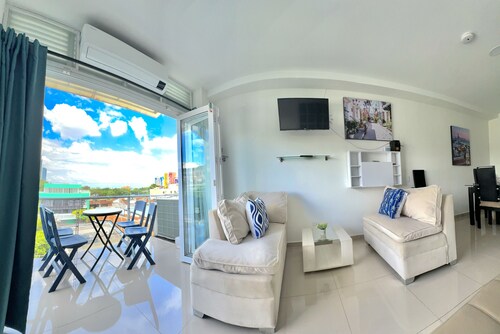 Elegant 2 Bedroom Apt Near CQB, Imbanaco, Tequendama Shopping Areas, Wifi & AC,