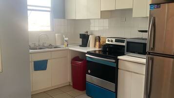 Refrigerador, microondas, horno y cafetera y tetera
