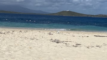 Playa en los alrededores y toallas de playa