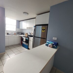 Réfrigérateur, micro-ondes, four, cafetière/bouilloire