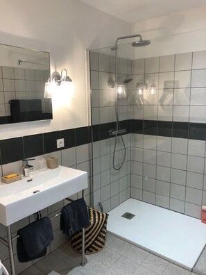 Badewanne, Haartrockner, Handtücher