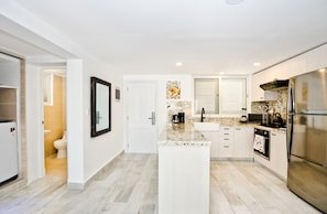 Fridge, oven, stovetop, coffee/tea maker