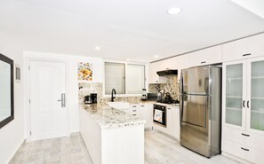 Fridge, oven, stovetop, coffee/tea maker