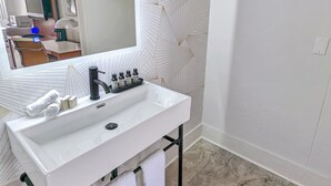 Premium Room | Bathroom - The Inn on Main (Chincoteague)