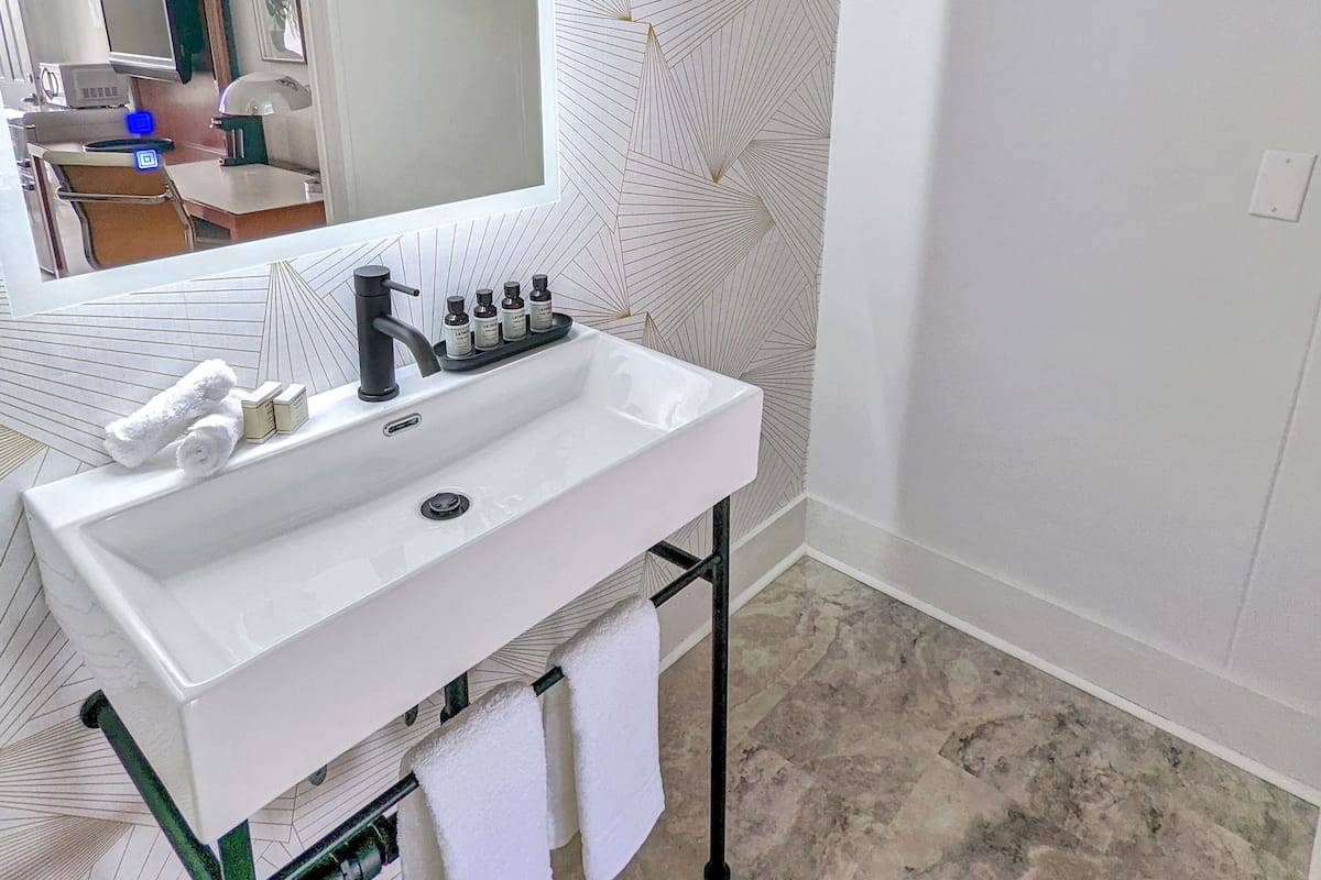 Premium Room | Bathroom | Combined shower/tub, free toiletries, hair dryer, towels