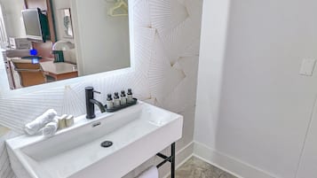 Premium Room | Bathroom | Combined shower/tub, free toiletries, hair dryer, towels