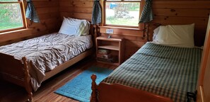 2 makuuhuonetta, silitysrauta/-lauta, vuodevaatteet