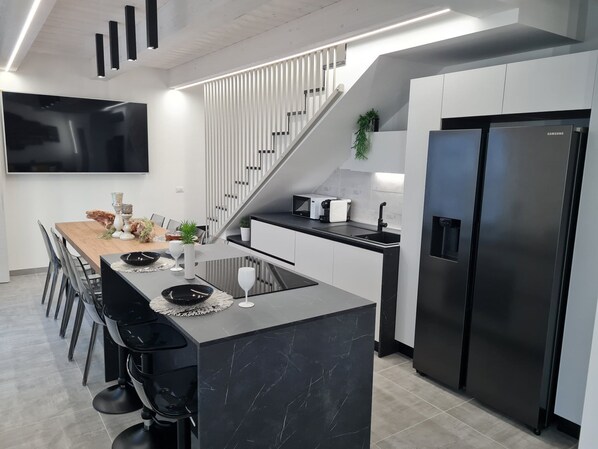 Fridge, microwave, oven, stovetop