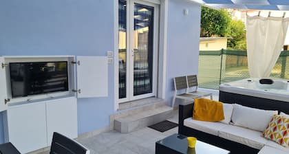 SINGLE COTTAGE WITH PRIVATE JACUZZI 80 METERS FROM THE BEACH