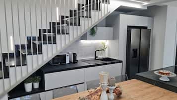 Refrigerador, microondas, horno y parrilla de estufa