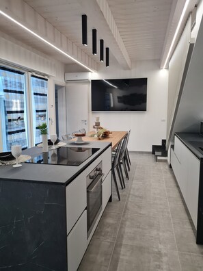 Kühlschrank, Mikrowelle, Ofen, Herdplatte