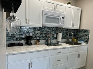 Refrigerador, microondas, cafetera y tetera y tostadora 