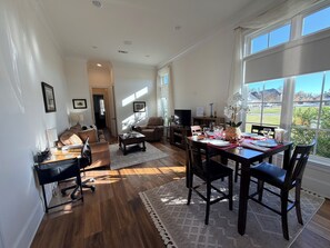 Een smart-tv en boeken