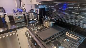 Jääkaappi, mikroaaltouuni, uuni, liesi