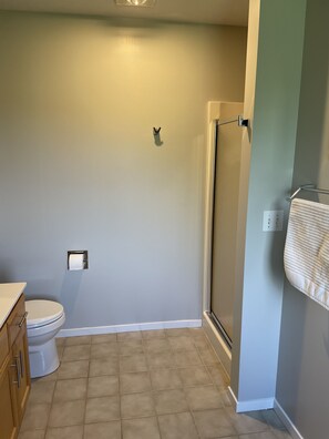 Ensemble douche/baignoire, sèche-cheveux, serviettes fournies, savon