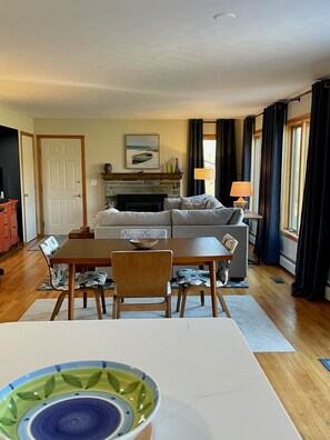 TV connectée, cheminée, lecteur de DVD, livres