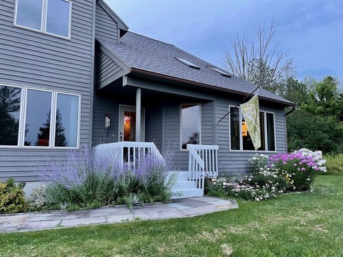 Welcoming retreat close to Cornell, Ithaca College, and Cayuga Lake