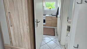 Eine moderne Küche mit Fenster, Spüle und Arbeitsplatte.