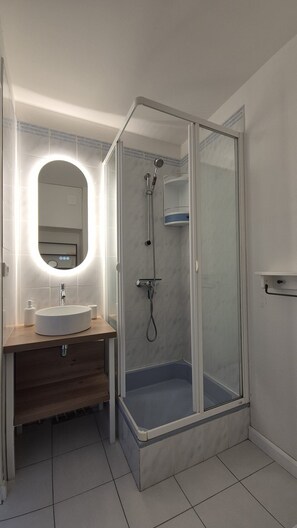 Shower, hair dryer - Adorable Studio with its private courtyard in the middle of the Vauban ramparts (Saint-Martin-de-Ré)