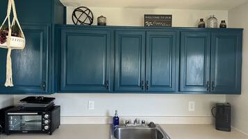 Frigorifero, microonde, macchina per tè/caffè, tostapane