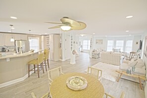 Smart TV, caminetto, libri