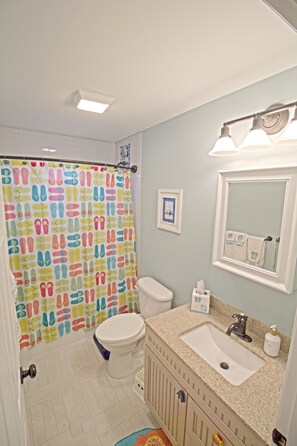 Combined shower/bathtub, hair dryer, towels - LARGE BEACH HOUSE SLEEPS 10, 4 BLOCKS FROM THE BEACH & WALKING DISTANCE TO SHOPS (Ventnor City)