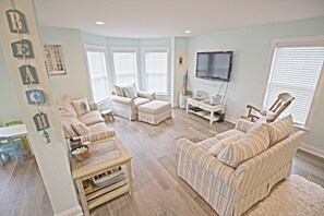 Smart TV, caminetto, libri