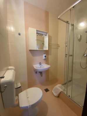 Eenvoudige kamer, 1 twee- of 2 eenpersoonsbedden | Badkamer